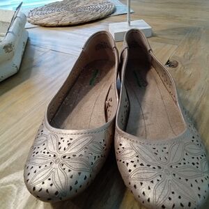Baretraps Mariah Women's Casual Light Gold Metallic Flats Size 7.5 Lasercut Flor